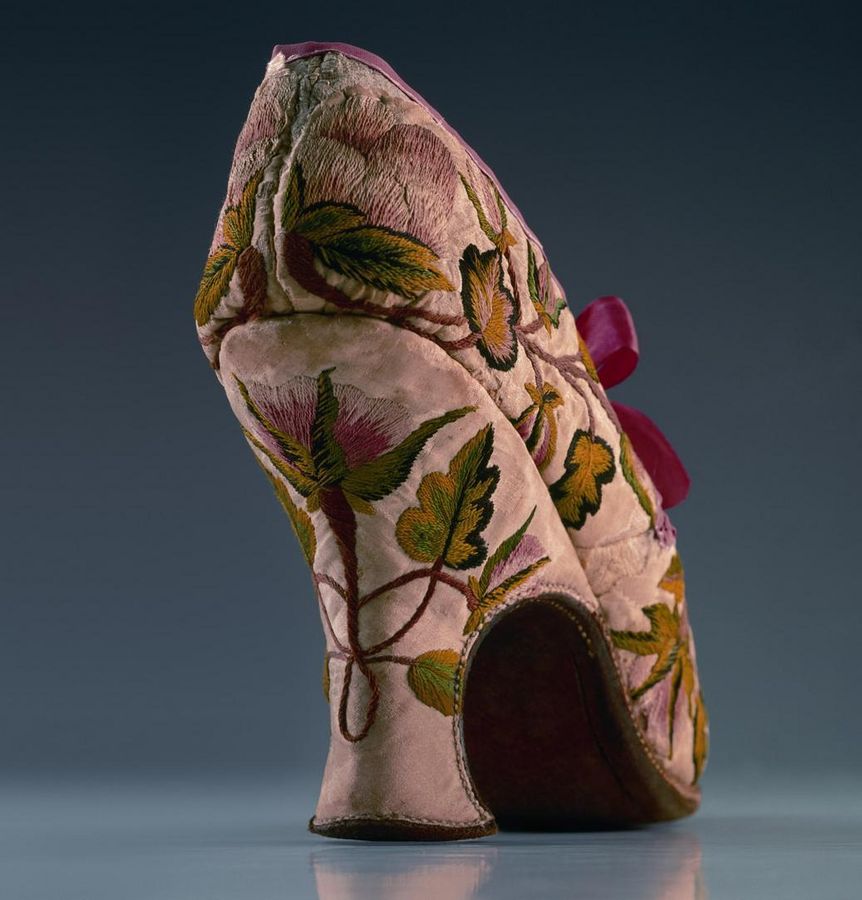 Foto: Staatliche Schlösser und Gärten Baden-Württemberg, Ortsverwaltung Ludwigsburg Barocker Damenschuh, Modemuseum im Residenzschloss Ludwigsburg
